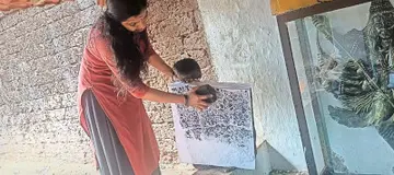 പിണറായി ശിവ-പാർവ്വതി ക്ഷേത്രത്തിലെ വട്ടെഴുത്ത് ലിഖിതത്തിന്റെ  പകർപ്പെടുക്കുന്ന ഗവേഷക എൻ പി അഞ്ജുഷ