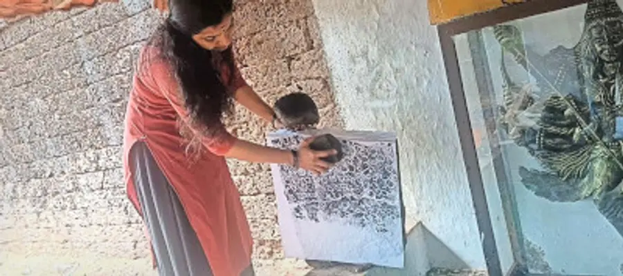 പിണറായി ശിവ-പാർവ്വതി ക്ഷേത്രത്തിലെ വട്ടെഴുത്ത് ലിഖിതത്തിന്റെ  പകർപ്പെടുക്കുന്ന ഗവേഷക എൻ പി അഞ്ജുഷ