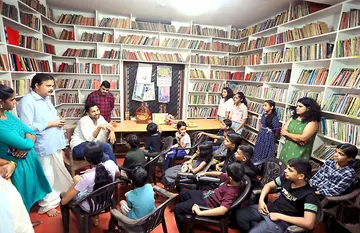 എഴുത്തുകാരൻ പി വി ഷാജികുമാർ കൊടക്കാട് നാരായണ സ്മാരക ഗ്രന്ഥാലയം ബാലവേദി കൂട്ടുകാരുമായി
സംവദിക്കാൻ എത്തിയപ്പോൾ (ഫയൽ ചിത്രം)