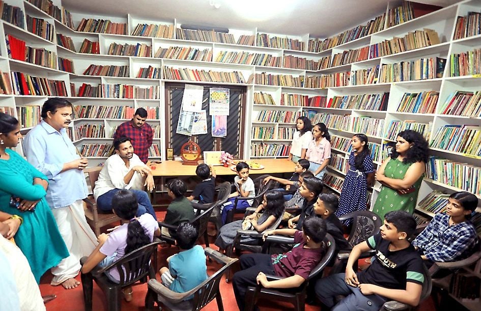 എഴുത്തുകാരൻ പി വി ഷാജികുമാർ കൊടക്കാട് നാരായണ സ്മാരക ഗ്രന്ഥാലയം ബാലവേദി കൂട്ടുകാരുമായി  സംവദിക്കാൻ എത്തിയപ്പോൾ (ഫയൽ ചിത്രം)