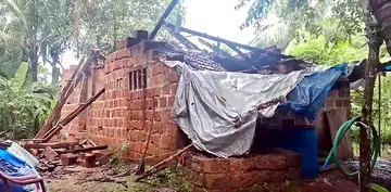 കരിന്തളം കാട്ടിപ്പൊയിലിൽ കാറ്റിലും മഴയിലും തകർന്ന കെ സി സുന്ദരന്റെ വീട്