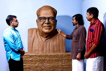 വി എസ് അച്യുതാനന്ദന്റെ ശിൽപ്പം നിർമാണം വിലയിരുത്താൻ മകൻ അരുൺകുമാർ പയ്യന്നൂരിൽ ശിൽപ്പി ഉണ്ണി കാനായിയുടെ പണിപ്പുരയിൽ എത്തിയപ്പോൾ