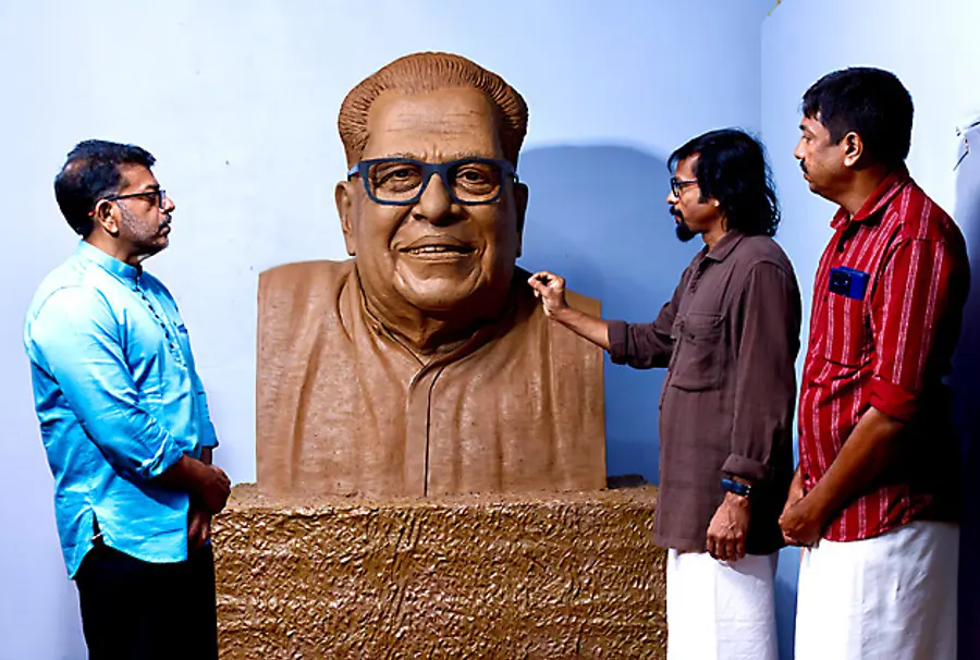 വി എസ് അച്യുതാനന്ദന്റെ ശിൽപ്പം നിർമാണം വിലയിരുത്താൻ മകൻ അരുൺകുമാർ പയ്യന്നൂരിൽ ശിൽപ്പി ഉണ്ണി കാനായിയുടെ പണിപ്പുരയിൽ എത്തിയപ്പോൾ