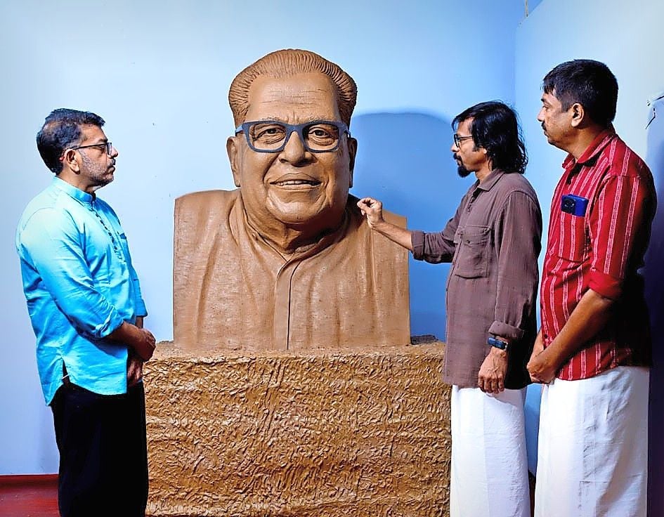 വി എസ് അച്യുതാനന്ദന്റെ ശിൽപ്പം നിർമാണം വിലയിരുത്താൻ മകൻ അരുൺകുമാർ പയ്യന്നൂരിൽ  ശിൽപ്പി ഉണ്ണി കാനായിയുടെ പണിപ്പുരയിൽ എത്തിയപ്പോൾ