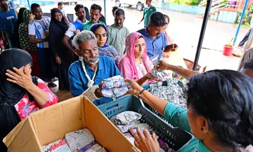 കാസർകോട് ജനറൽ ആശുപത്രിയിൽ ഡിവൈഎഫ്ഐ പ്രവർത്തകർ പൊതിച്ചോർ വിതരണംചെയ്യുന്നു