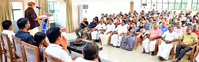 സിപിഐ എം കാസർകോട് ഏരിയാ കമ്മിറ്റി കാസർകോട് സഹകരണ ബാങ്ക് ഹാളിൽ സംഘടിപ്പിച്ച വി എസ് അനുസ്മരണം ജില്ലാ സെക്രട്ടറി
എം രാജഗോപാലൻ ഉദ്ഘാടനംചെയ്യുന്നു