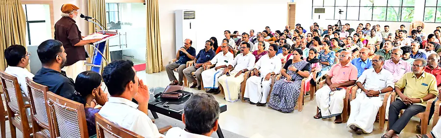 സിപിഐ എം കാസർകോട് ഏരിയാ കമ്മിറ്റി കാസർകോട് സഹകരണ ബാങ്ക് ഹാളിൽ സംഘടിപ്പിച്ച വി എസ് അനുസ്മരണം ജില്ലാ സെക്രട്ടറി
എം രാജഗോപാലൻ ഉദ്ഘാടനംചെയ്യുന്നു