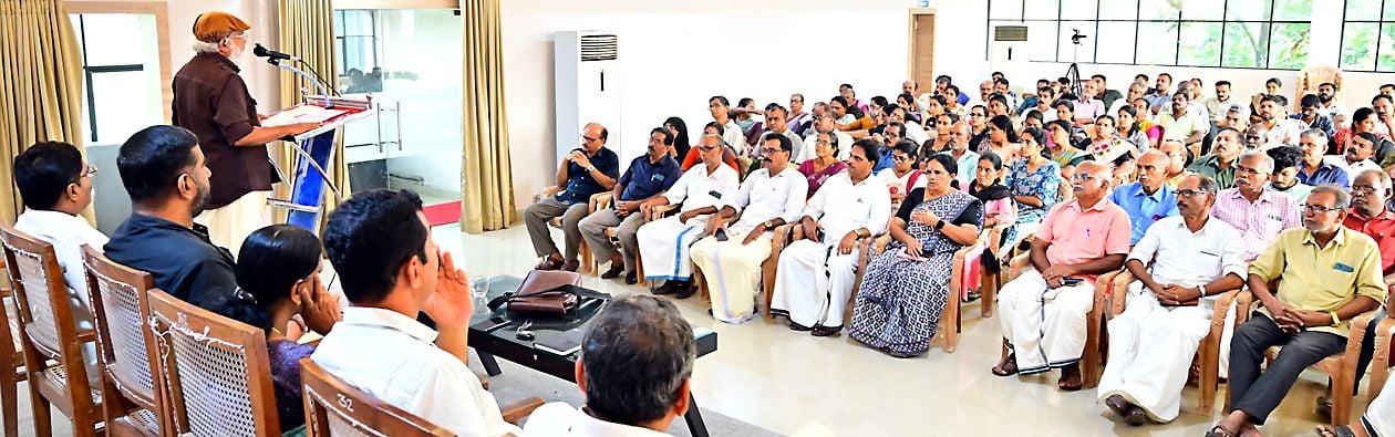 സിപിഐ എം കാസർകോട് ഏരിയാ കമ്മിറ്റി കാസർകോട് സഹകരണ ബാങ്ക് ഹാളിൽ സംഘടിപ്പിച്ച വി എസ് അനുസ്മരണം  ജില്ലാ സെക്രട്ടറി  എം രാജഗോപാലൻ ഉദ്ഘാടനംചെയ്യുന്നു