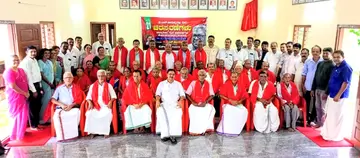 സിപിഐ എം മഞ്ചേശ്വരം ഏരിയാ കമ്മിറ്റി ദൈഗോളിയിൽ സംഘടിപ്പിച്ച പഴയകാല പോരാളികളുടെ സംഗമത്തിൽ പങ്കെടുത്തവർ സി എച്ച് കുഞ്ഞമ്പുവിനൊപ്പം
