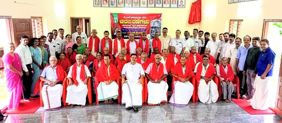 സിപിഐ എം മഞ്ചേശ്വരം ഏരിയാ കമ്മിറ്റി ദൈഗോളിയിൽ സംഘടിപ്പിച്ച പഴയകാല പോരാളികളുടെ സംഗമത്തിൽ പങ്കെടുത്തവർ സി എച്ച് കുഞ്ഞമ്പുവിനൊപ്പം