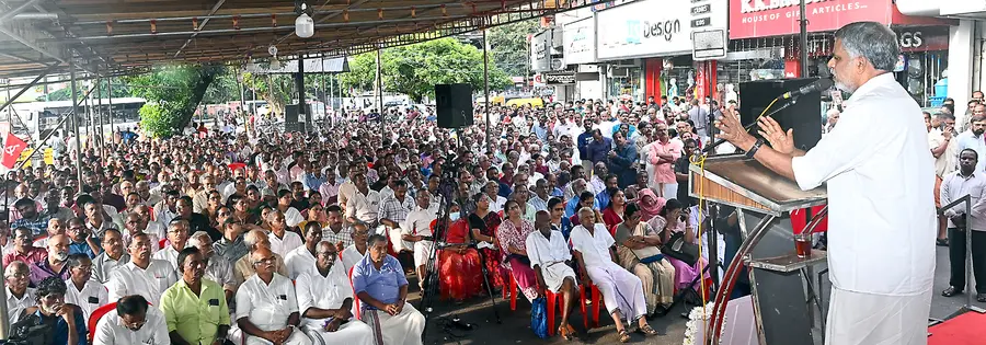 കണ്ണൂർ സ്റ്റേഡിയം കോർണറിൽ വി എസ് അച്യുതാനന്ദൻ അനുസ്മരണ സമ്മേളനം സിപിഐ എം പൊളിറ്റ് ബ്യൂറോ അംഗം
എ വിജയരാഘവൻ ഉദ്ഘാടനംചെയ്യുന്നു