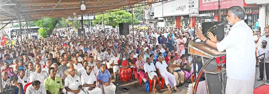 കണ്ണൂർ സ്റ്റേഡിയം കോർണറിൽ സിപിഐ എം നേതൃത്വത്തിൽ നടന്ന വി എസ് അച്യുതാനന്ദൻ അനുസ്മരണ പൊതുയോഗം പൊളിറ്റ് ബ്യൂറോ അംഗം എ വിജയരാഘവൻ ഉദ്ഘാടനം ചെയ്യുന്നു
