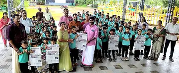 ദേശാഭിമാനി അക്ഷരമുറ്റം പദ്ധതിയുടെ കിനാനൂർ കരിന്തളം പഞ്ചായത്തുതല ഉദ്‌ഘാടനം കിനാനൂർ ജിഎൽപി  സ്‌കൂളിൽ പഞ്ചായത്ത്‌ പ്രസിഡന്റ്‌ എം രാജൻ നിർവഹിക്കുന്നു