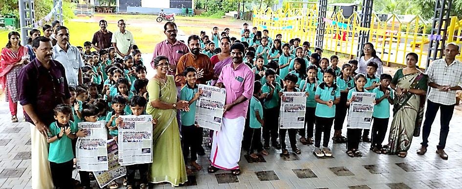ദേശാഭിമാനി അക്ഷരമുറ്റം പദ്ധതിയുടെ കിനാനൂർ കരിന്തളം പഞ്ചായത്തുതല ഉദ്‌ഘാടനം കിനാനൂർ ജിഎൽപി  സ്‌കൂളിൽ പഞ്ചായത്ത്‌ പ്രസിഡന്റ്‌ എം രാജൻ നിർവഹിക്കുന്നു