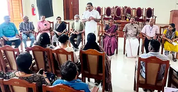 ചാത്തമത്ത് ഷിഗല്ല സ്ഥിരീകരിച്ചതിനെ തുടർന്ന് നീലേശ്വരം നഗരസഭയിൽചേർന്ന അടിയന്തര ആർആർടി യോഗത്തിൽ ചെയർമാൻ പി പി മുഹമ്മദ് റാഫി സംസാരിക്കുന്നു