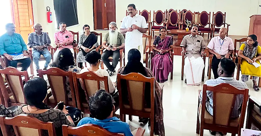 ചാത്തമത്ത് ഷിഗല്ല സ്ഥിരീകരിച്ചതിനെ തുടർന്ന് നീലേശ്വരം നഗരസഭയിൽചേർന്ന അടിയന്തര ആർആർടി യോഗത്തിൽ ചെയർമാൻ പി പി മുഹമ്മദ് റാഫി സംസാരിക്കുന്നു