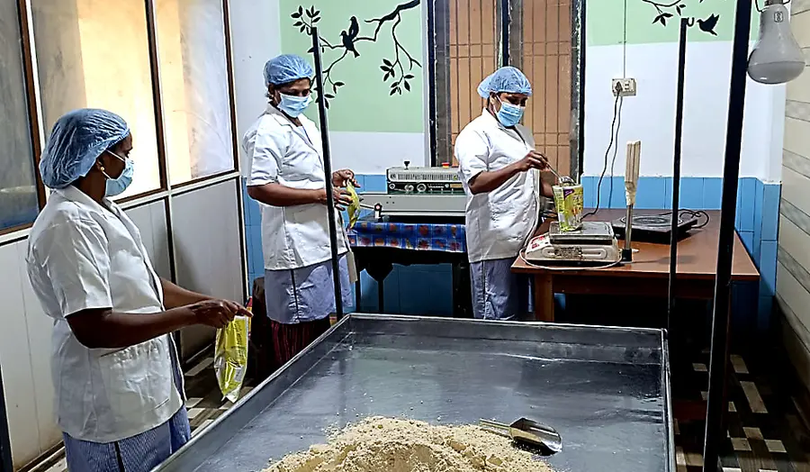 കയ്യൂരിൽ പ്രവർത്തിക്കുന്ന യുവധാര ന്യ‍‍ൂട്രി മിക്‌സ്‌ യൂണിറ്റിൽ തൊഴിലാളികൾ ന്യൂട്രിമിക്സ് പാക്ക് ചെയ്യുന്നു 