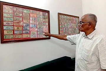 അബ്ദുൽസലാം തന്റെ കറൻസി -ശേഖരങ്ങളോടൊപ്പം