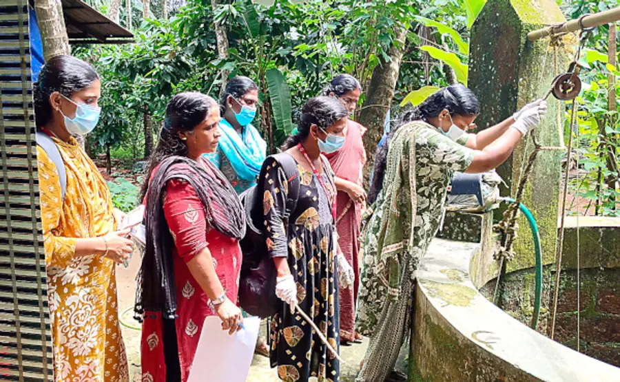 ചാത്തമത്ത് പ്രദേശത്തെ വീടുകളിലെ കിണറുകൾ ആരോഗ്യ പ്രവർത്തകരുടെ നേതൃത്വത്തിൽ സൂപ്പർ ക്ലോറിനേഷൻചെയ്യുന്നു