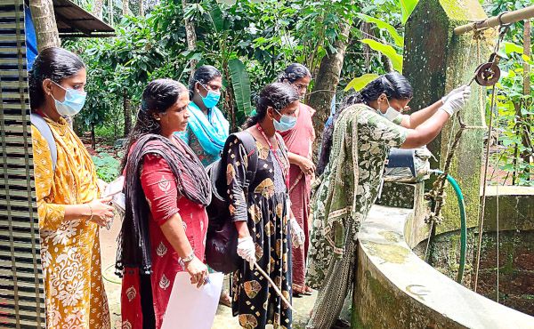ചാത്തമത്ത് പ്രദേശത്തെ വീടുകളിലെ കിണറുകൾ ആരോഗ്യ പ്രവർത്തകരുടെ നേതൃത്വത്തിൽ സൂപ്പർ ക്ലോറിനേഷൻചെയ്യുന്നു