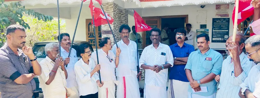കോട്ടത്തറയിലെ ഡിജിറ്റൽ റീസർവേ ഓഫീസിനുമുന്നിൽ കർഷകസംഘം അട്ടപ്പാടി ഏരിയ കമ്മിറ്റി നടത്തിയ പ്രതിഷേധ സമരം