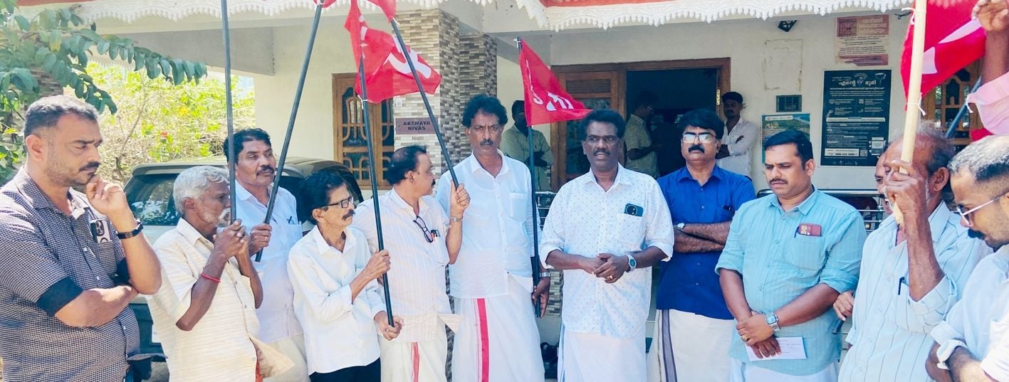 കോട്ടത്തറയിലെ ഡിജിറ്റൽ റീസർവേ ഓഫീസിനുമുന്നിൽ കർഷകസംഘം അട്ടപ്പാടി ഏരിയ കമ്മിറ്റി നടത്തിയ പ്രതിഷേധ സമരം