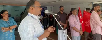 കെഎസ്ഇബി ജീവനക്കാർ സംഘടിപ്പിച്ച ആഹ്ലാദ പ്രകടനം കെഎസ്ഇബി വർക്കേഴ്സ് അസോസിയേഷൻ സംസ്ഥാന ജോയിന്റ്‌ സെക്രട്ടറി വി മുരുകൻ ഉദ്ഘാടനം ചെയ്യുന്നു