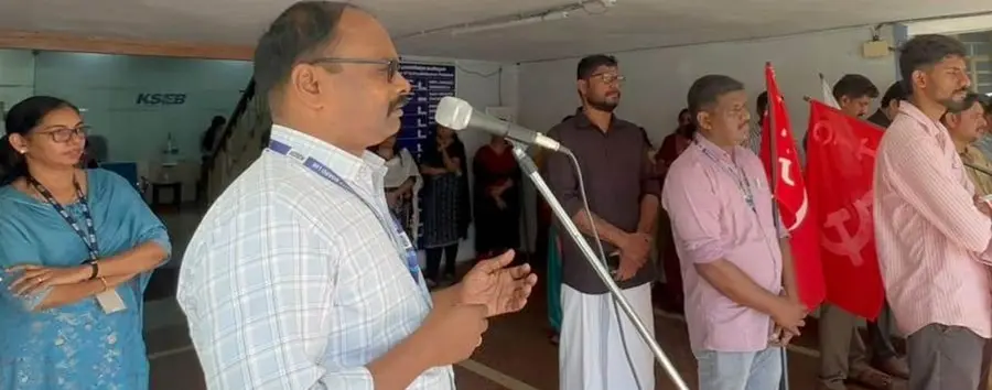 കെഎസ്ഇബി ജീവനക്കാർ സംഘടിപ്പിച്ച ആഹ്ലാദ പ്രകടനം കെഎസ്ഇബി വർക്കേഴ്സ് അസോസിയേഷൻ സംസ്ഥാന ജോയിന്റ് സെക്രട്ടറി വി മുരുകൻ ഉദ്ഘാടനം ചെയ്യുന്നു