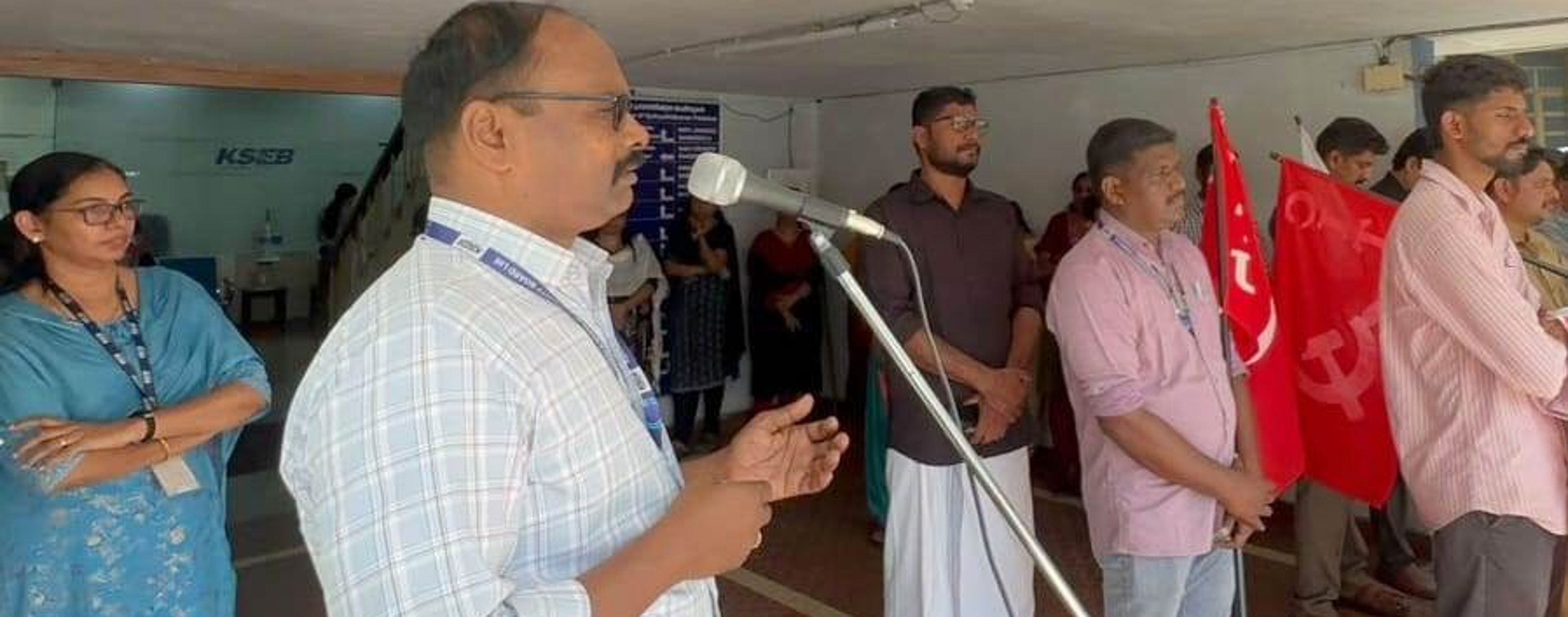 കെഎസ്ഇബി ജീവനക്കാർ സംഘടിപ്പിച്ച ആഹ്ലാദ പ്രകടനം കെഎസ്ഇബി വർക്കേഴ്സ് അസോസിയേഷൻ സംസ്ഥാന ജോയിന്റ്‌ സെക്രട്ടറി വി മുരുകൻ ഉദ്ഘാടനം ചെയ്യുന്നു