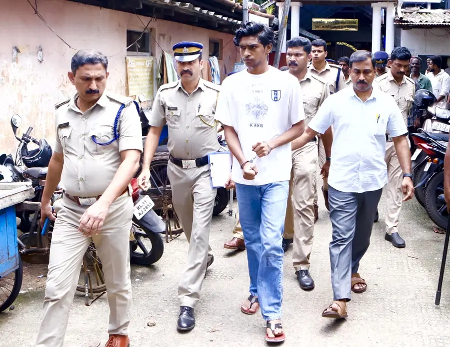 ബിജു വധക്കേസ് പ്രതി ദീപക്കിനെ കൊലപാതകം നടത്തിയ പാളയം പുതിയകോവിലകം പറമ്പിലെ  വീട്ടിൽ തെളിവെടുപ്പിനായെത്തിച്ചപ്പോൾ