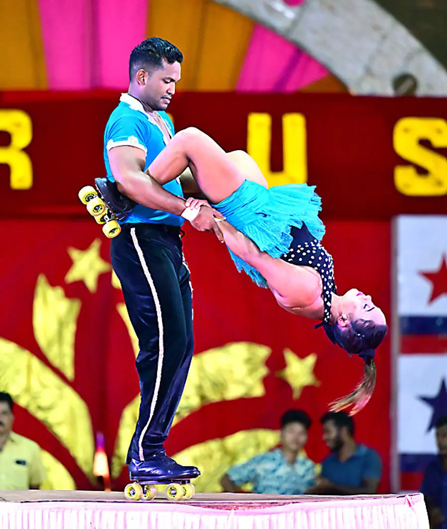 കാസർകോട് നുള്ളിപ്പാടി അയ്യപ്പസ്വാമി ക്ഷേത്രത്തിന് സമീപം ആരംഭിച്ച
ജംബോ സർക്കസിൽ കലാകാരന്മാരുടെ പ്രകടനം 