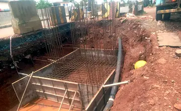 ദേശീയപാതയിൽ മേല്‍ നടപ്പാല നിര്‍മാണത്തിനായി ജില്ലാ ആശുപത്രിക്ക് മുന്നിലെടുത്ത കുഴി​