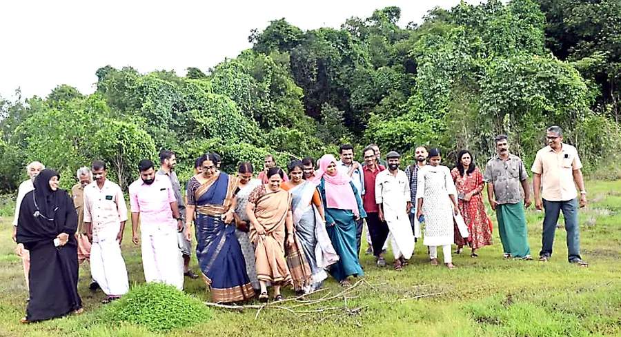 ജനപ്രതിനിധികളും പരിസ്ഥിതി പ്രവർത്തകരും ശൂലാപ്പ്‌കാവ്‌ സന്ദർശിച്ചപ്പോൾ