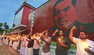 പവർക്കട്ടിൽ പ്രതിഷേധിച്ച് സിപിഐ എം കണ്ണൂർ ജില്ലാ കമ്മിറ്റി ഓഫീസിൽ ജില്ലാ സെക്രട്ടറി കെ കെ രാഗേഷിന്റെ നേതൃത്വത്തിൽ മെഴുകുതിരി തെളിച്ചപ്പോൾ 