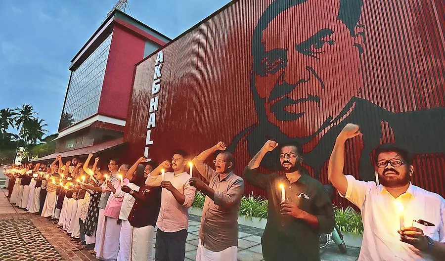 പവർക്കട്ടിൽ പ്രതിഷേധിച്ച് സിപിഐ എം കണ്ണൂർ ജില്ലാ കമ്മിറ്റി ഓഫീസിൽ ജില്ലാ സെക്രട്ടറി കെ കെ രാഗേഷിന്റെ നേതൃത്വത്തിൽ മെഴുകുതിരി തെളിച്ചപ്പോൾ