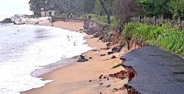 നെല്ലിക്കുന്ന് -കാവുഗോളി തീരദേശ റോഡ് കടലെടുത്തപ്പോൾ                                                                                                                                                                                                                                                          ഫോട്ടോ: ശരത്‌ കൽപ്പാത്തി