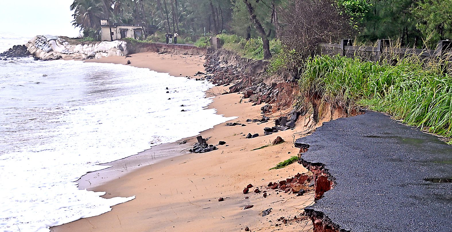 നെല്ലിക്കുന്ന് -കാവുഗോളി തീരദേശ റോഡ് കടലെടുത്തപ്പോൾ                                                                                                                                                                                                                                                          ഫോട്ടോ: ശരത്‌ കൽപ്പാത്തി