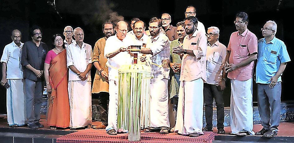 ‘ചേയാ ' നാടകത്തിന്റെ ആദ്യ അവതരണം ഇബ്രാഹിം വെങ്ങര ഉദ്ഘാടനംചെയ്യുന്നു 