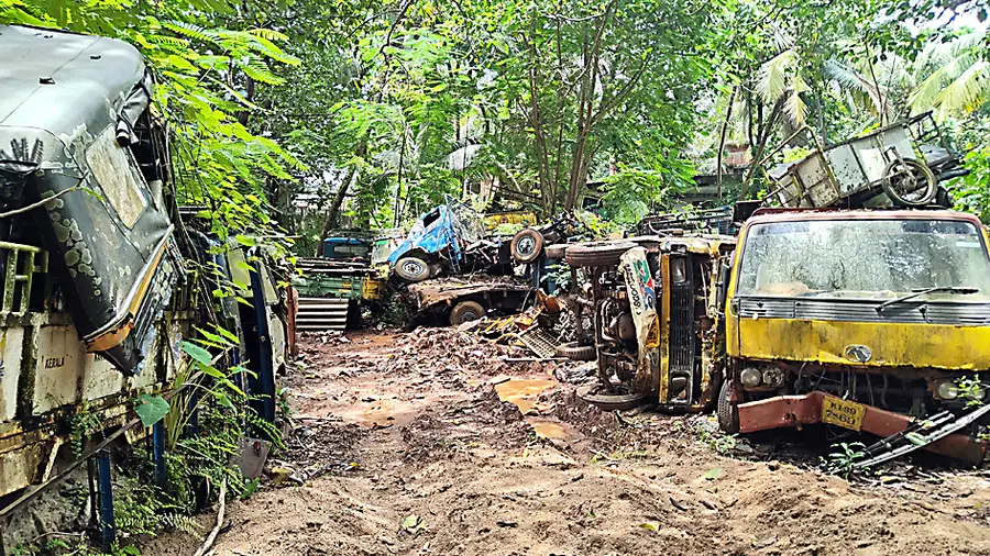 ചന്തേര സ്റ്റേഷൻ പരിസരത്ത് പിടിച്ചെടുത്ത തൊണ്ടി വാഹനങ്ങൾ ഉപയോഗ ശൂന്യമായി കാടുമൂടിയ നിലയിൽ