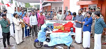 പാഴ്സൽ സർവീസ് പുനസ്ഥാപിക്കണമെന്നാവശ്യപ്പെട്ട്‌ ഡിവൈഎഫ്ഐ കാസർകോട് ബ്ലോക്ക് കമ്മിറ്റി റെയിൽവേ സ്റ്റേഷനിലേക്ക് നടത്തിയ പ്രതിഷേധം ജില്ലാ സെക്രട്ടറി രജീഷ് വെള്ളാട്ട് ഉദ്‌ഘാടനംചെയ്യുന്നു