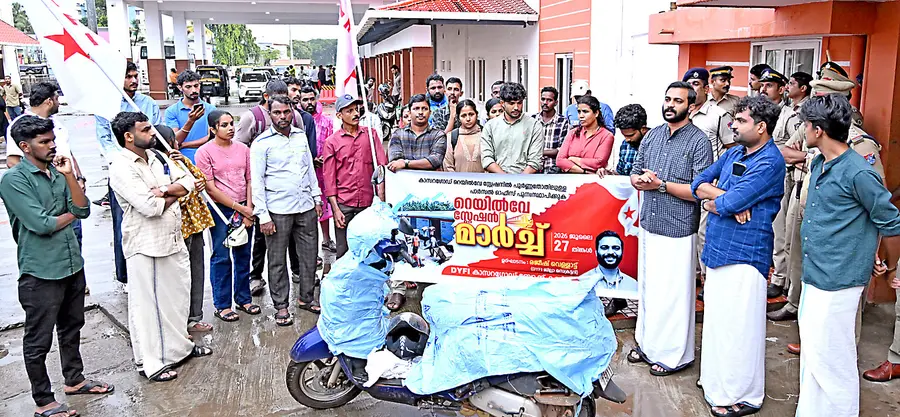 പാഴ്സൽ സർവീസ് പുനസ്ഥാപിക്കണമെന്നാവശ്യപ്പെട്ട്‌ ഡിവൈഎഫ്ഐ കാസർകോട് ബ്ലോക്ക് കമ്മിറ്റി റെയിൽവേ സ്റ്റേഷനിലേക്ക് നടത്തിയ പ്രതിഷേധം ജില്ലാ സെക്രട്ടറി രജീഷ് വെള്ളാട്ട് ഉദ്‌ഘാടനംചെയ്യുന്നു