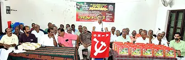 കർഷകസംഘം ക്ലായിക്കോട്‌ വില്ലേജ്‌ കമ്മിറ്റി സംഘടിപ്പിച്ച ആദരം കർഷകസംഘം  ജില്ലാ പ്രസിഡന്റ്‌ കെ കുഞ്ഞിരാമൻ ഉദ്‌ഘാടനം ചെയ്യുന്നു