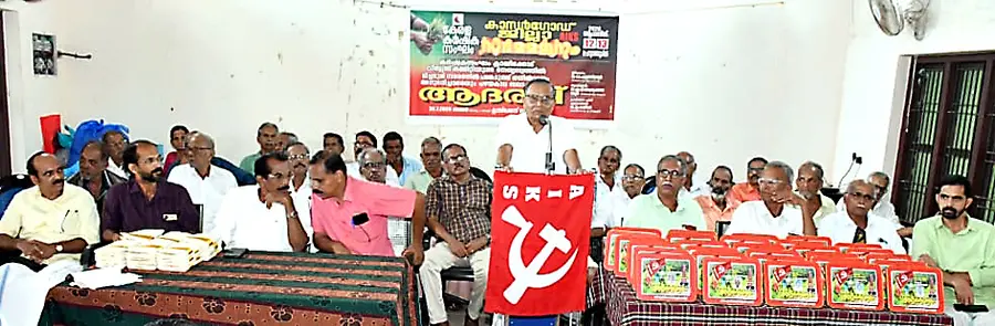 കർഷകസംഘം ക്ലായിക്കോട്‌ വില്ലേജ്‌ കമ്മിറ്റി സംഘടിപ്പിച്ച ആദരം കർഷകസംഘം  ജില്ലാ പ്രസിഡന്റ്‌ കെ കുഞ്ഞിരാമൻ ഉദ്‌ഘാടനം ചെയ്യുന്നു