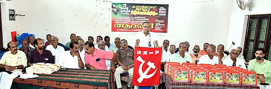 കർഷകസംഘം ക്ലായിക്കോട്‌ വില്ലേജ്‌ കമ്മിറ്റി സംഘടിപ്പിച്ച ആദരം കർഷകസംഘം  ജില്ലാ പ്രസിഡന്റ്‌ കെ കുഞ്ഞിരാമൻ ഉദ്‌ഘാടനം ചെയ്യുന്നു
