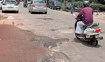 തകർന്ന് കിടക്കുന്ന രാജാ റോഡ്