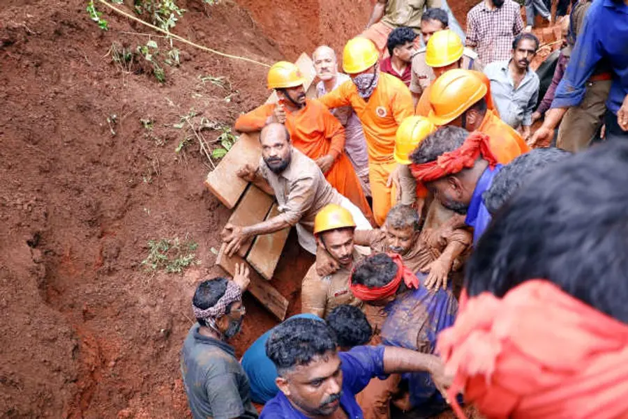 കൊത്തങ്കരയിൽ ഇടിഞ്ഞുവീണ മണ്ണിനടിയിൽപ്പെട്ട തൊഴിലാളികളെ രക്ഷാ പ്രവർത്തകർ പുറത്തെടുക്കുന്നു