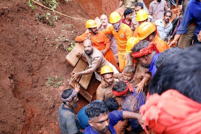 കൊത്തങ്കരയിൽ ഇടിഞ്ഞുവീണ മണ്ണിനടിയിൽപ്പെട്ട തൊഴിലാളികളെ രക്ഷാ പ്രവർത്തകർ പുറത്തെടുക്കുന്നു