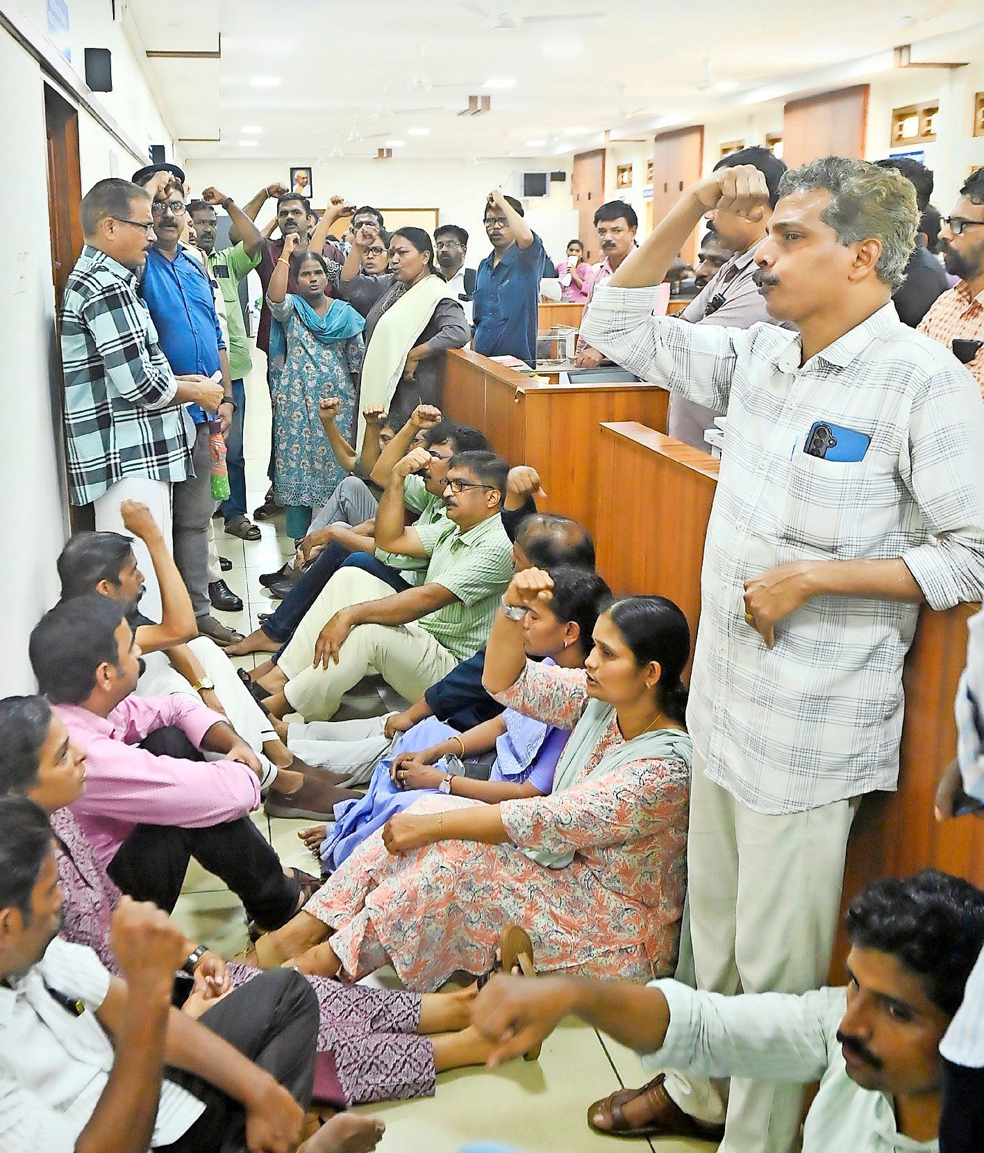 അന്യായ സ്ഥലം മാറ്റത്തിൽ പ്രതിഷേധിച്ച് എൻജിഒ യൂണിയൻ  നേതൃത്വത്തിൽ ജില്ലാ മെഡിക്കൽ ഓഫീസരുടെ ഓഫീസ്  ഉപരോധിക്കുന്നു