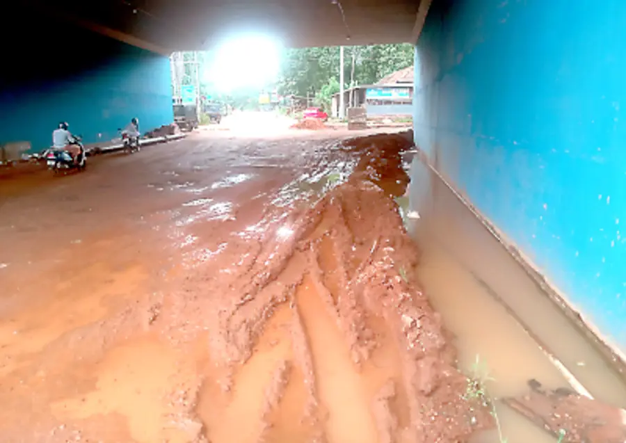 ചെളിയില് പുതഞ്ഞ ചെമ്മട്ടംവയലിലെ അടിപ്പാത