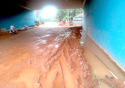 ചെളിയില്‍ പുതഞ്ഞ ചെമ്മട്ടംവയലിലെ അടിപ്പാത